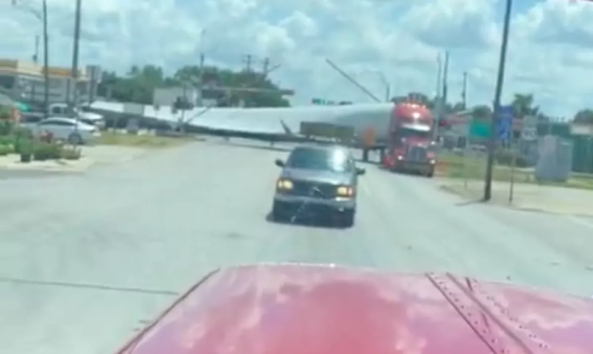 Letarolta a vonat a sorompó alá szorult kamiont - Videó