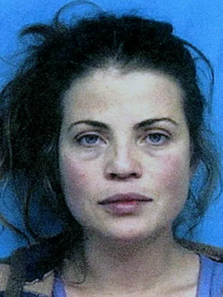 A Baywatch cicababáját, Yasmine Bleeth-t 2001 szeptemberében tartóztatták le kokain birtoklása miatt. Bűnösnek vallotta magát, két év próbára bocsájtották és 100 óra közmunkát kapott.
