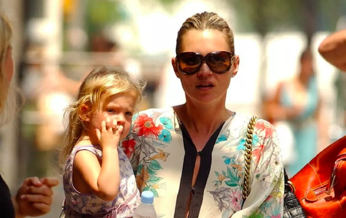 Kate Moss 18 éves lányáért harcol a divatszakma - kifutóra lépett! - FOTÓK
