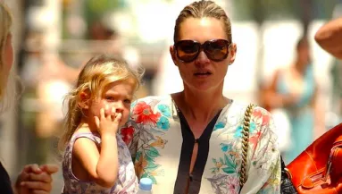 Kate Moss 18 éves lányáért harcol a divatszakma - kifutóra lépett! - FOTÓK