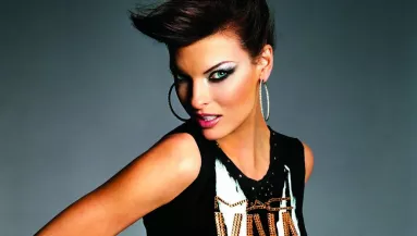 ELRONTOTT PLASZTIKA: Brutálisan eltorzult Linda Evangelista arca! - Fotók 