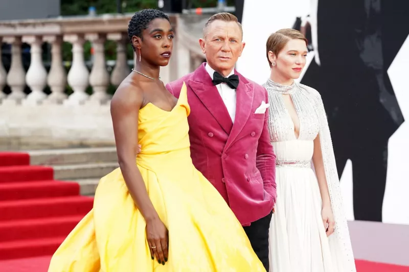 Lashana Lynch, Daniel Craig és Lea Seydoux 