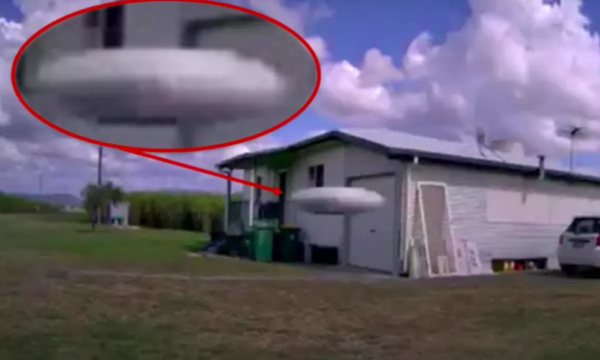 Mozgásérzékelős kamera rögzített egy lebegő UFO-t - Videó