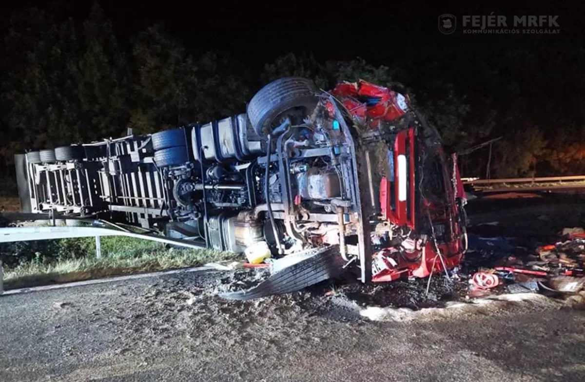 Brutális képek az M7-esen történt tömegkarambolról!
