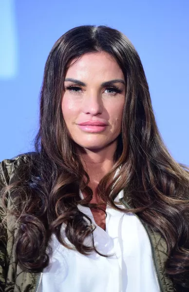 Íme Katie Price a hivatalos rendőrségi fotón. Tíz év alatt hatodszor vonták be a jogosítványát, most ráadásul a börtön is fenyegeti. Egy paparazzi lefotózta a baleset után a modellt.