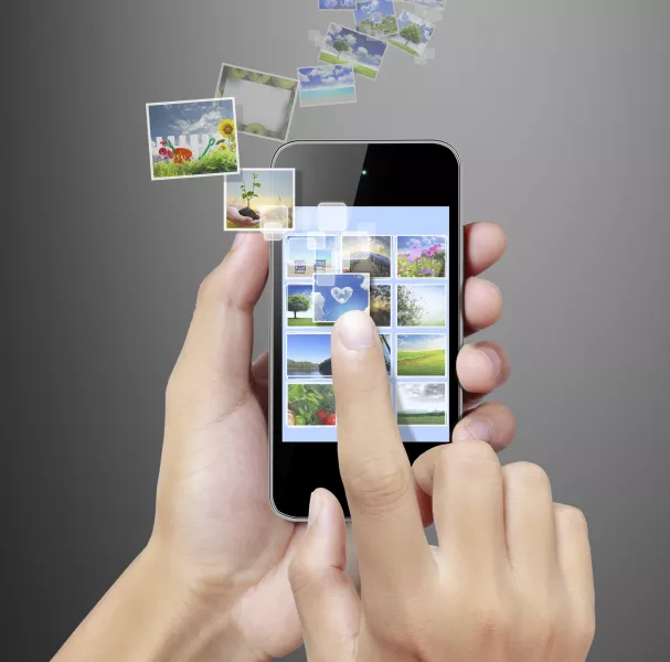 FOTÓ METAADATOK. A felhasználó által az okostelefonjáról valakinek elküldött vagy online feltöltött fényképekből kiderül az okostelefon modelljére vonatkozó információ, valamint a fénykép készítésének pontos helye és ideje.