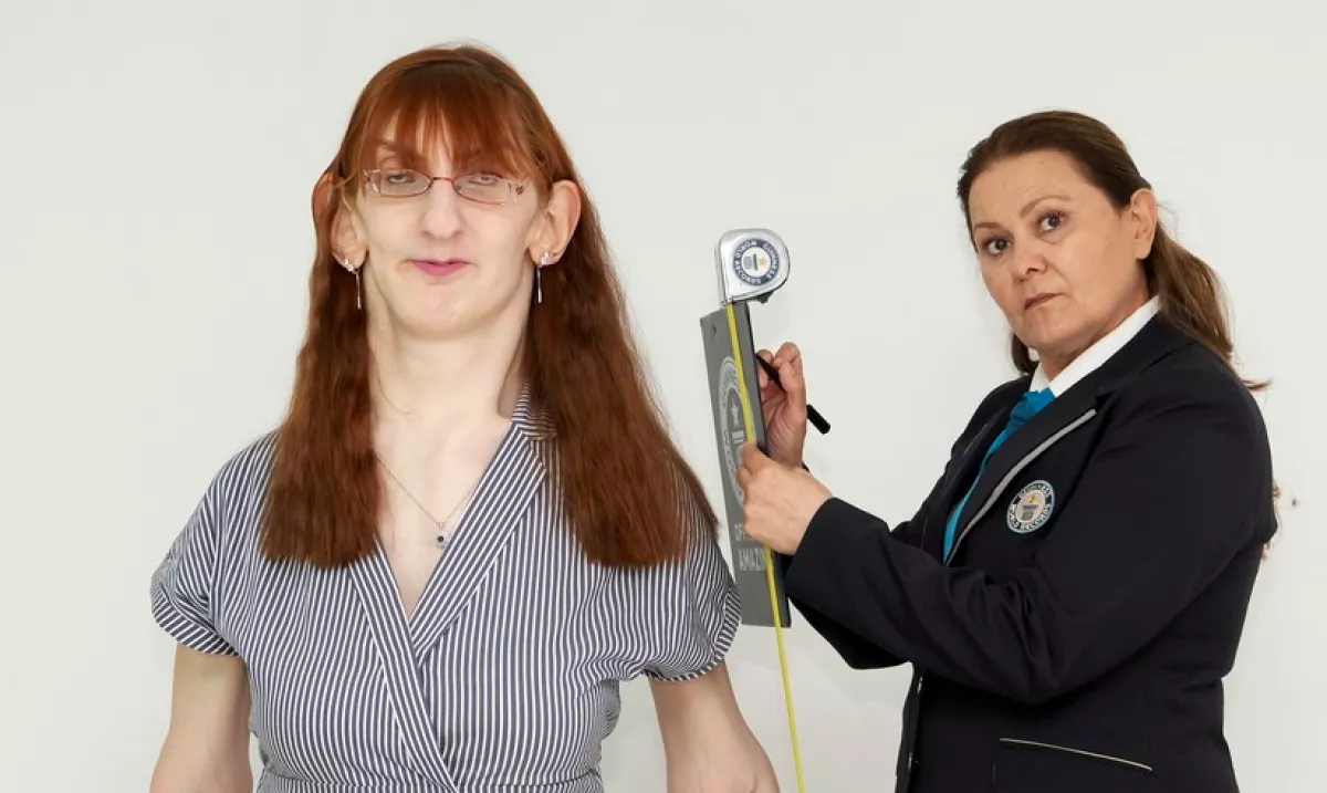 Ritka betegség áll a háttérben: ő a világ legmagasabb nője! - Fotók