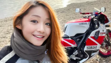 Szőrös karja buktatta le a szexi motoros influenszert - így néz ki valójában! FOTÓK