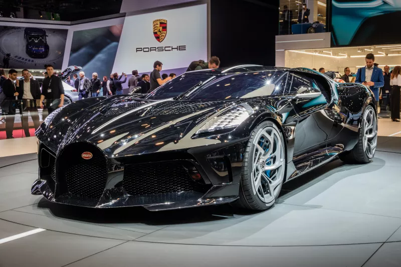 1500 lóerő, 8 literes motor, ez az egy létezik belőle. A focista tavaly nyáron egy Bugatti La Voiture Noire-t vett magának, amiért 11 millió eurót, azaz közel 3 és fél milliárd forintot fizetett. És íme a többiek!