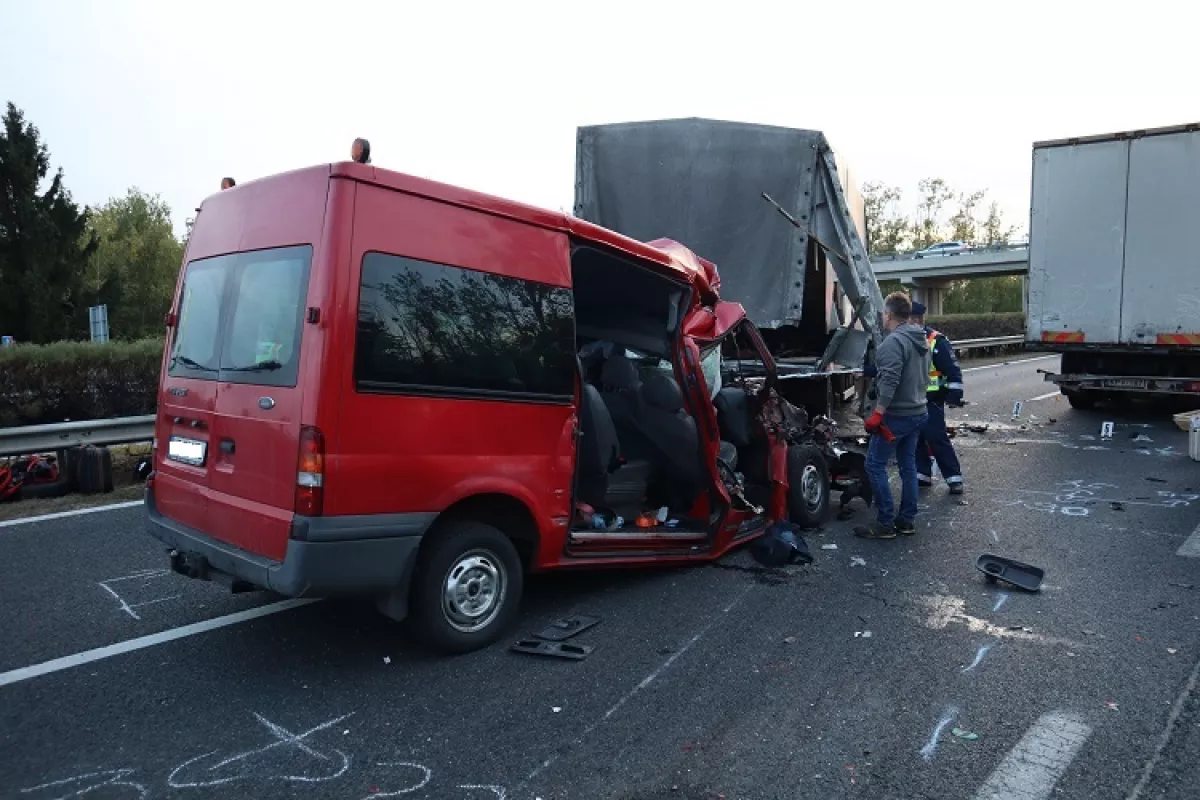 MEGRÁZÓ KÉPEK ÉRKEZTEK: 5 ember halt meg az M1-es autópályán!