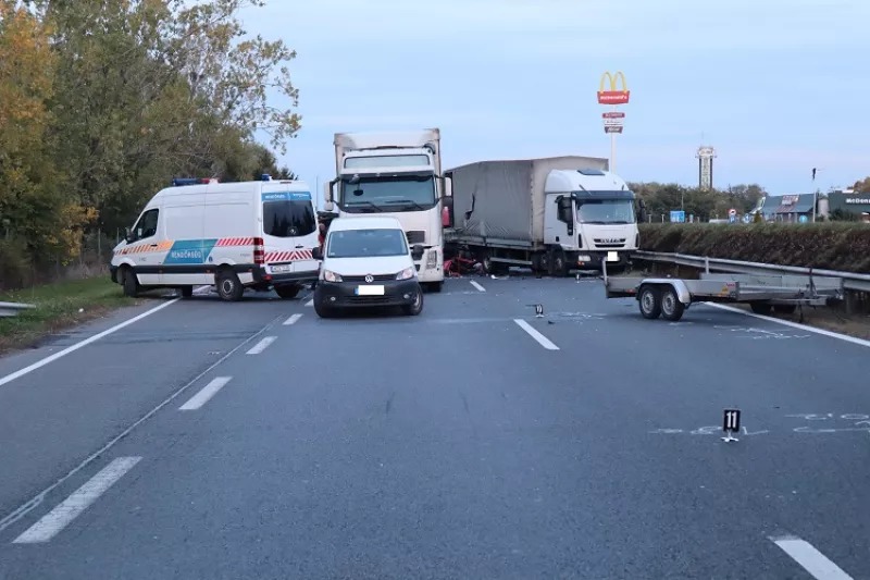 A rendőrség a helyszínelést befejezte, az autópálya forgalma 19 óra 20 perckor megindult. 