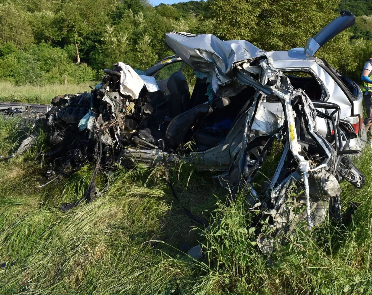 MEGJÖTTEK A KÉPEK: a 20 éves sofőr ellen eljárás indult - két utasa is megsérült!