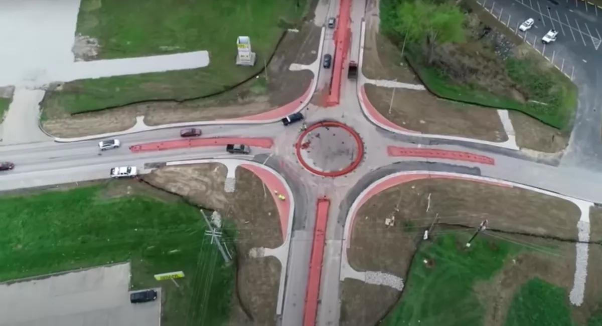 NEM ÁTVERÉS! Ilyen, amikor az amerikaiak először látnak körforgalmat! - Videó