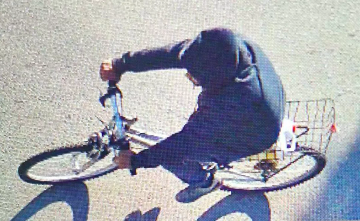 FOTÓK:  kerékpáros "taperoló fantomot" köröz a rendőrség