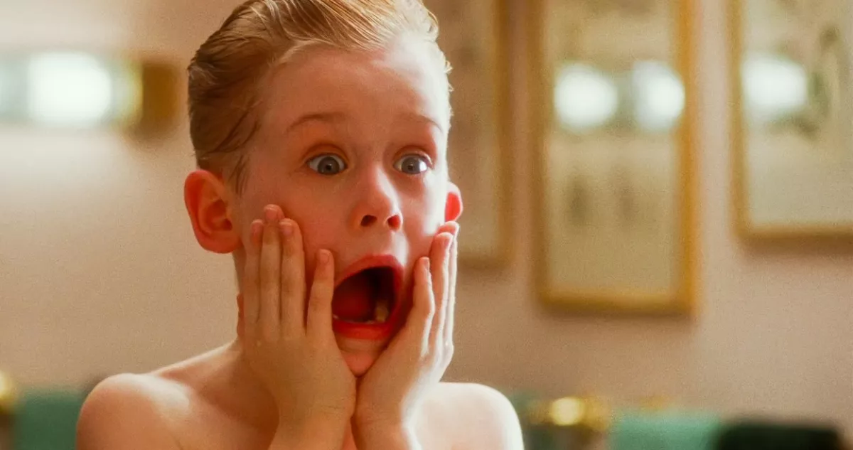 FOTÓK: Hihetetlen, hogy néz ki modellként Kevin - a papucsa mémmé teszi!