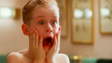 FOTÓK: Hihetetlen, hogy néz ki modellként Kevin - a papucsa mémmé teszi!