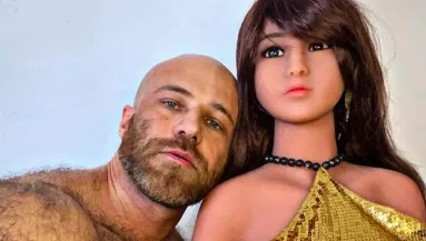 MEGJÖTTEK A KÉPEK! Nászútra vitte szexbaba szerelmét a kazah testépítő!