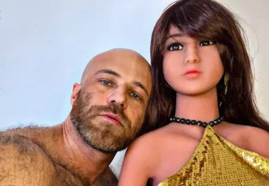 MEGJÖTTEK A KÉPEK! Nászútra vitte szexbaba szerelmét a kazah testépítő!