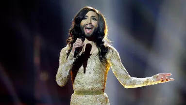 KISZIVÁROGTAK A BULIKÉPEK: rá se ismersz a 33. szülinapján Conchita Wurst-ra!