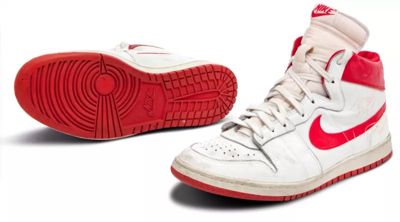 Ezt a cipőt Michael Jordan 1984-ben, az első évében, az ötödik meccsén viselte. Dedikálta is, így igencsak felverte az árát, amit akkor még nem is sejthetett.  