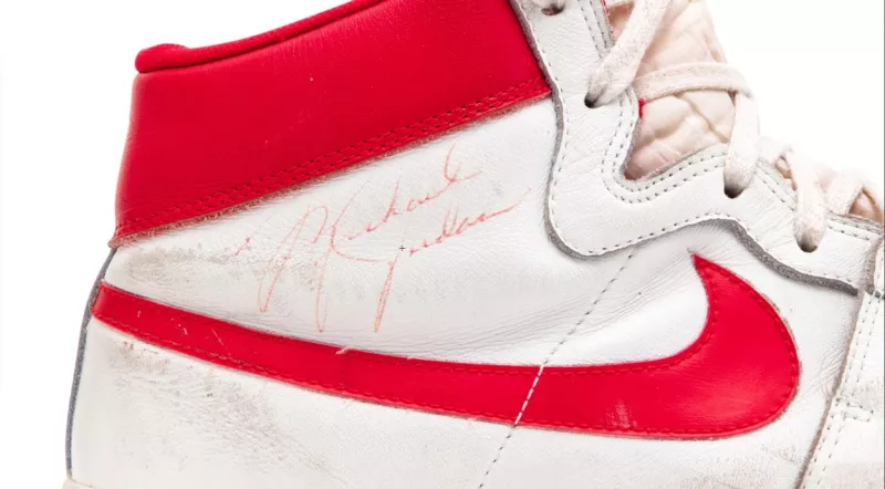 Egy aukción most egy Nick Fiorella nevű sportkártya-gyűjtő 1,472 millió dollár, azaz 460 milió forintot fizetett ki ezért a csukáért. Viárekordot állított fel vele. És Michael Jordan is természetesen. 