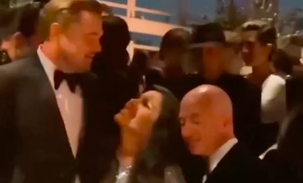 KÍNOS VIDEÓ! Jeff Bezos barátnője elfelejtette, hogy a párjával van, amikor meglátta DiCaprio-t!