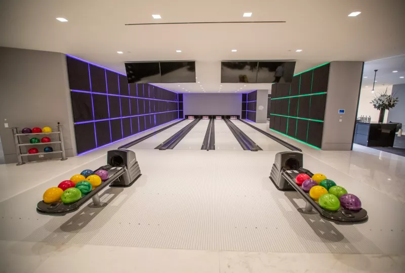 Aztán, ha megállapodtak, játszhatnak egy nagyot például ezen a bowlingpályán. 