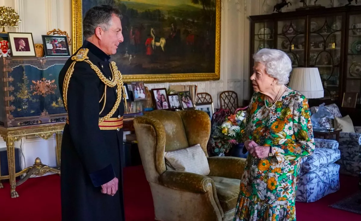 Aggódnak a britek: miért lett lila Erzsébet királynő keze?