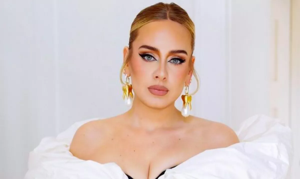 Minden rekordot megdönt Adele - smink nélkül, a kanapéján is!