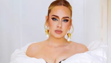 Minden rekordot megdönt Adele - smink nélkül, a kanapéján is!