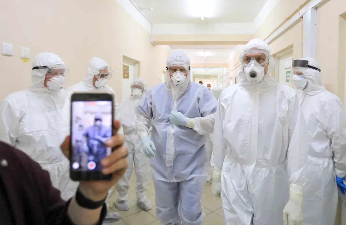 135 beteg hunyt el, 11 ezer felett az új fertőzöttek száma