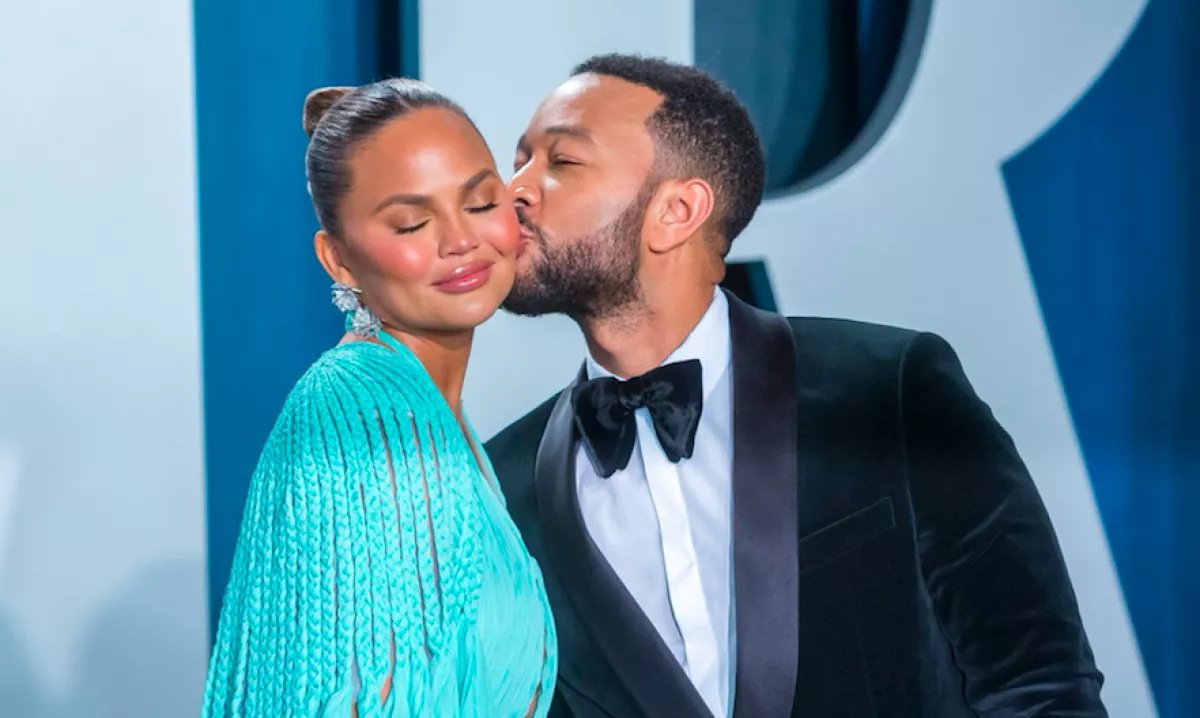 FOTÓK! Szemöldökbeültetésen járt John Legend felesége - így néz ki utána!