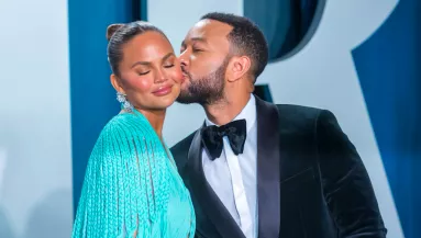 FOTÓK! Szemöldökbeültetésen járt John Legend felesége - így néz ki utána!