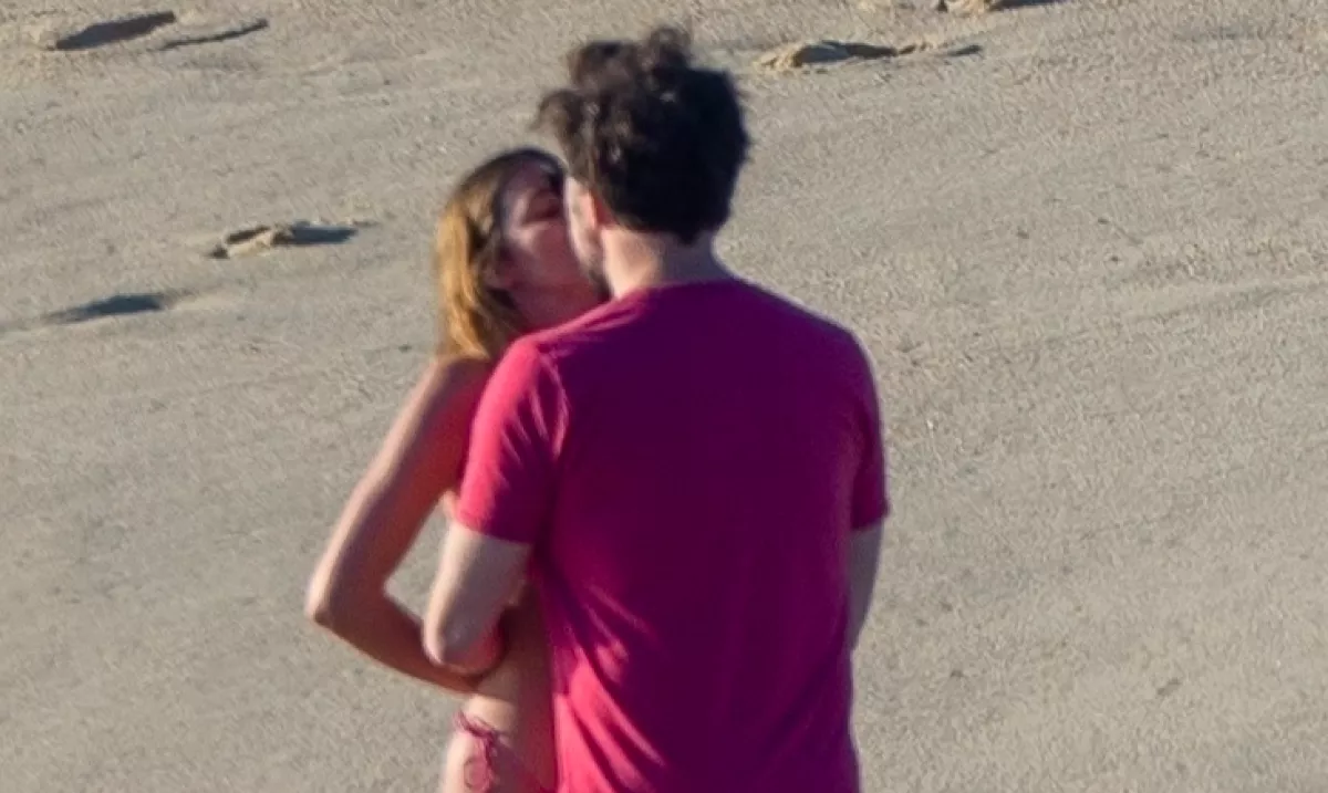 ITT A BIZONYÍTÉK: 11 évvel fiatalabb kolleganőjével jött össze az ismert színész!