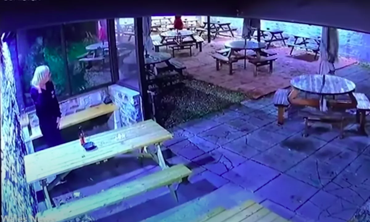 VIDEÓ: A cigiszünet mentette meg a bal oldalon álló nő életét