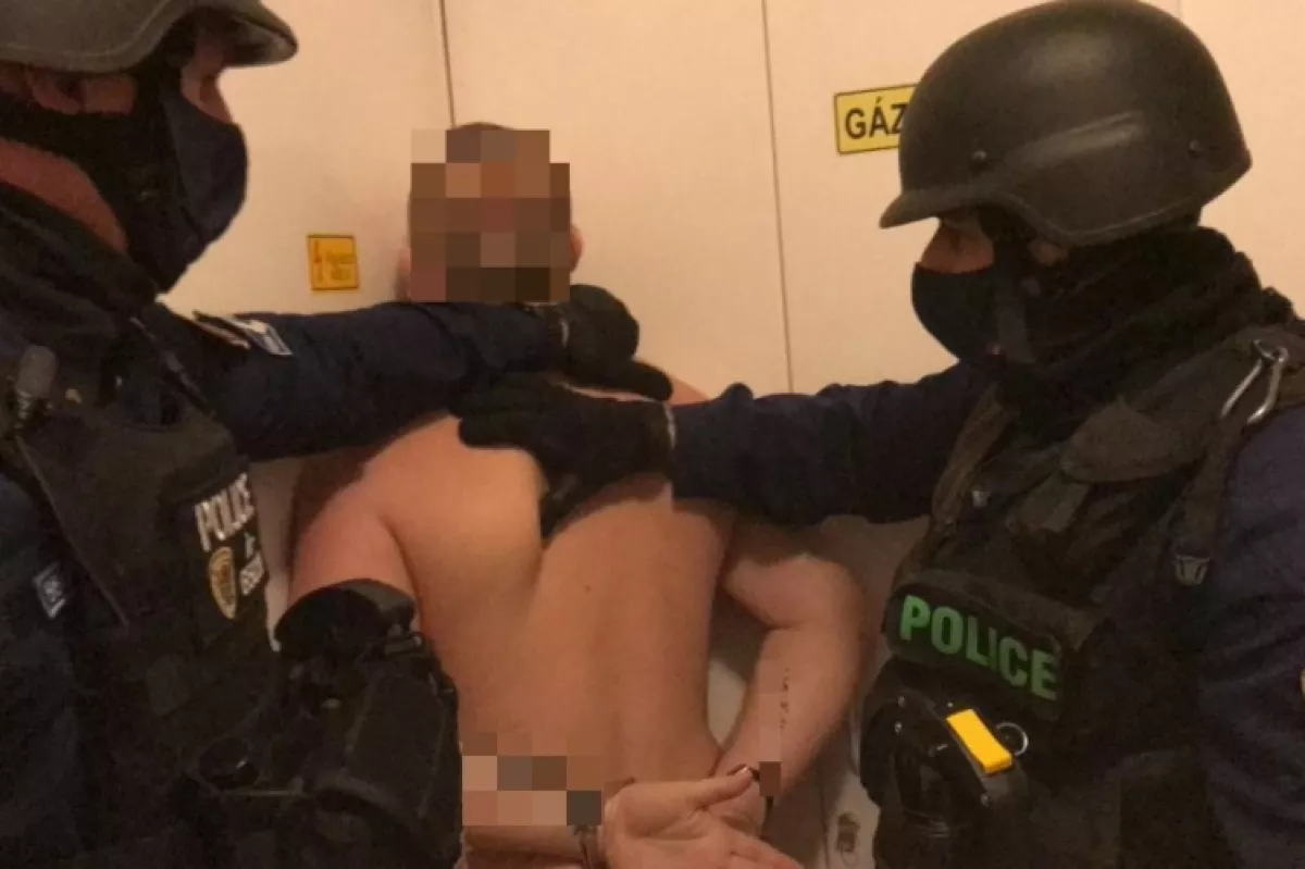 12 körözés volt kiadva ellene - elfogták! - Fotók