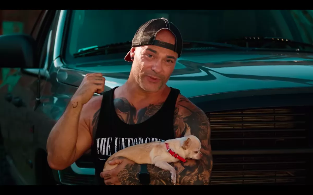 ZSENI: kigyúrt, tetkós férfi oktatja ki a büntetőfékezőket a rendőrség videójában