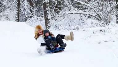 Elő a szánkókat! Órákon belül megérkezik a hó!