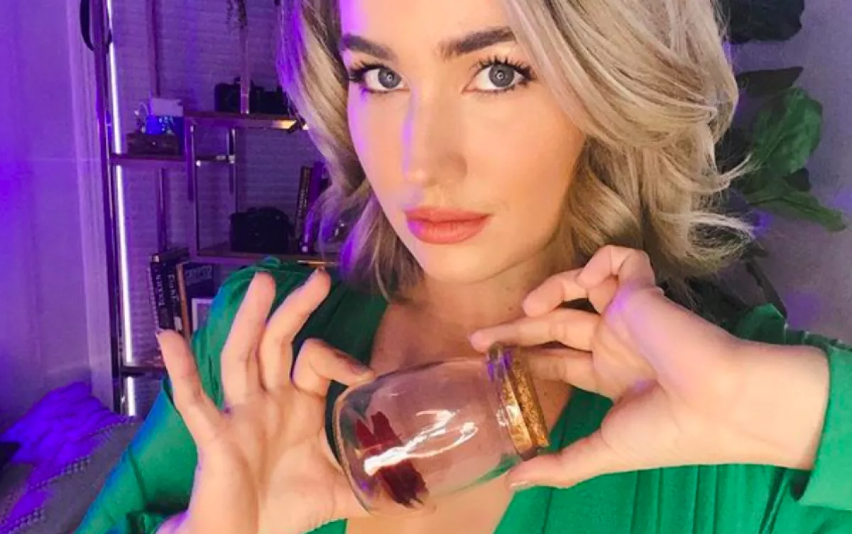 GUSZTUSTALAN! A szexi tévésztár a neten árulja a ... - 320 ezer darabja - Fotók