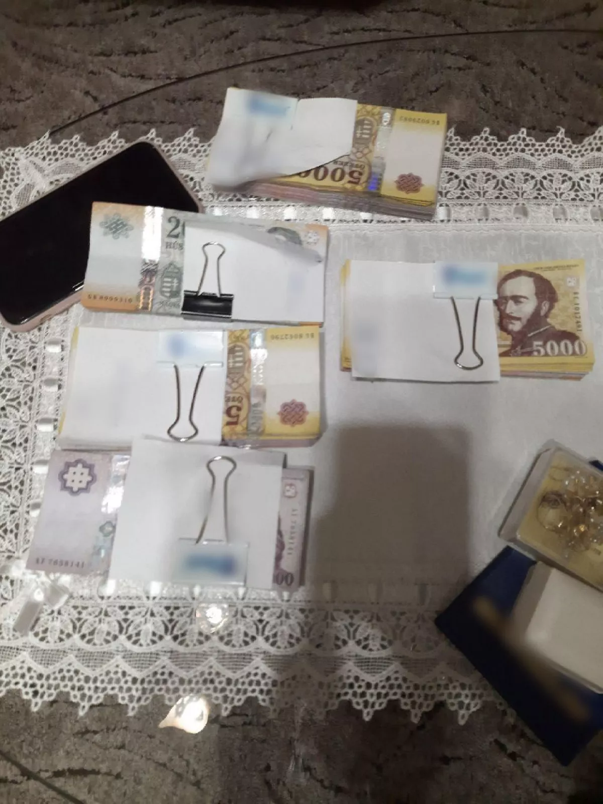 LECSAPTAK A ZSARUK: Kozmetikus segített oltatlanokat védettségi igazolványhoz - FOTÓK