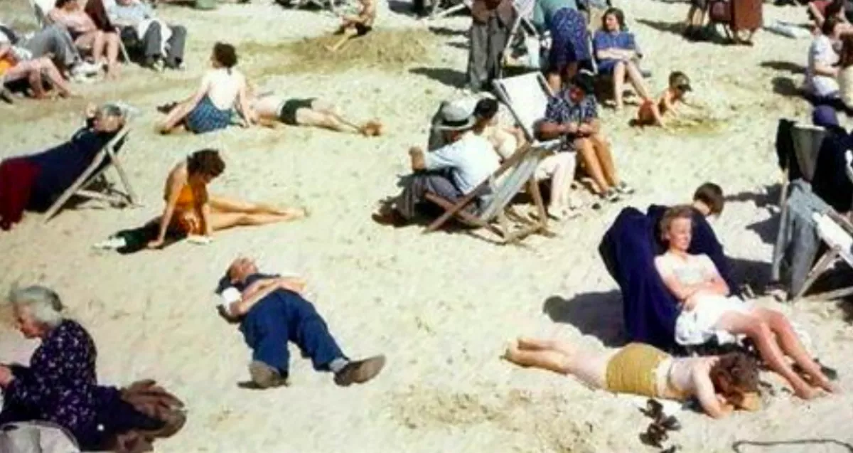 IPhone-nal a kezében tűnt fel a férfi az 1943-ban készült képen!