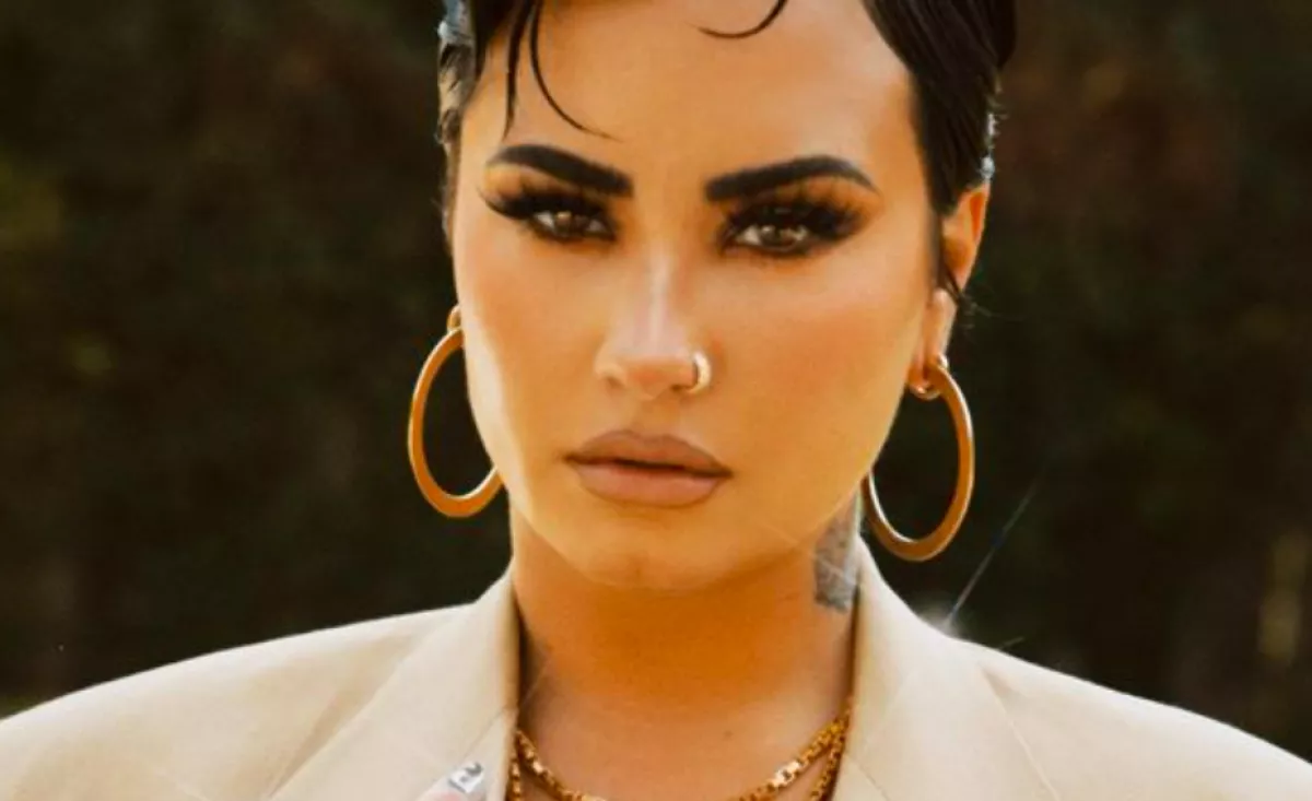 BÁTOR: nullásgéppel tolták le Demi Lovato haját! - Fotók