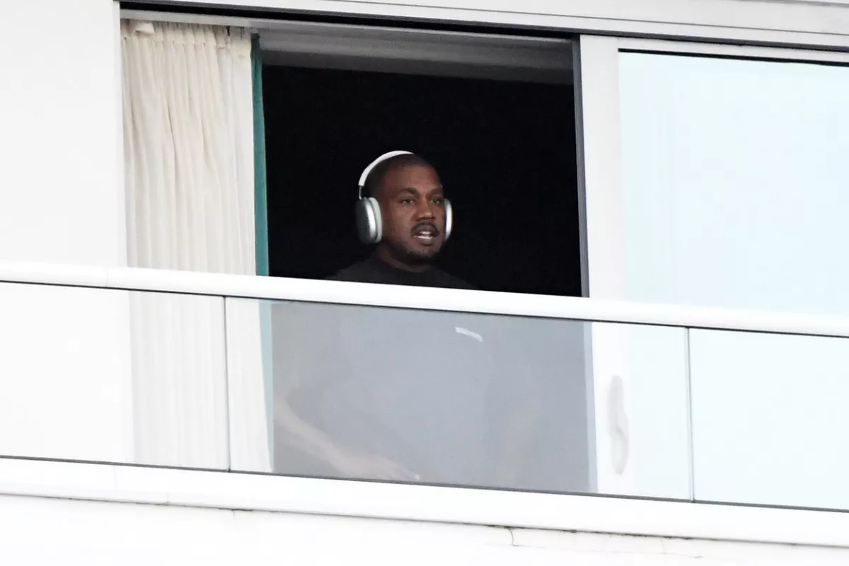 LEBUKTAK: félmeztelen nő tűnt fel Kanye West erkélyén - Egy ismert, házas színésznő! - FOTÓK