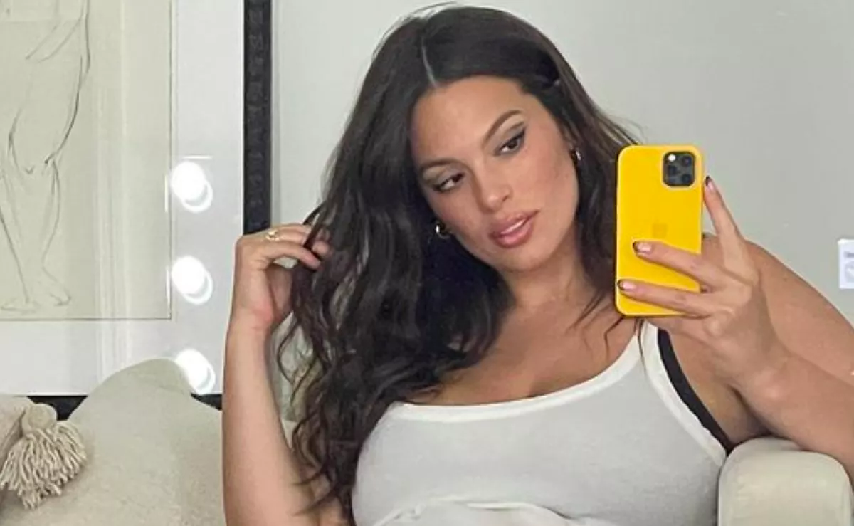 Őrült és meztelen képeket osztott meg a mindenórás szupermodell - Fotók