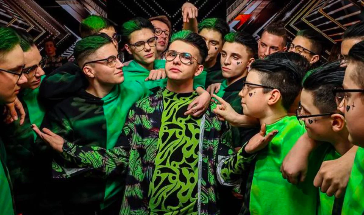 Szülőfaluja irányítószámát tetováltatta a homlokára Alee - Fotó