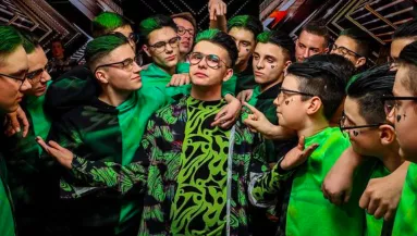 Szülőfaluja irányítószámát tetováltatta a homlokára Alee - Fotó