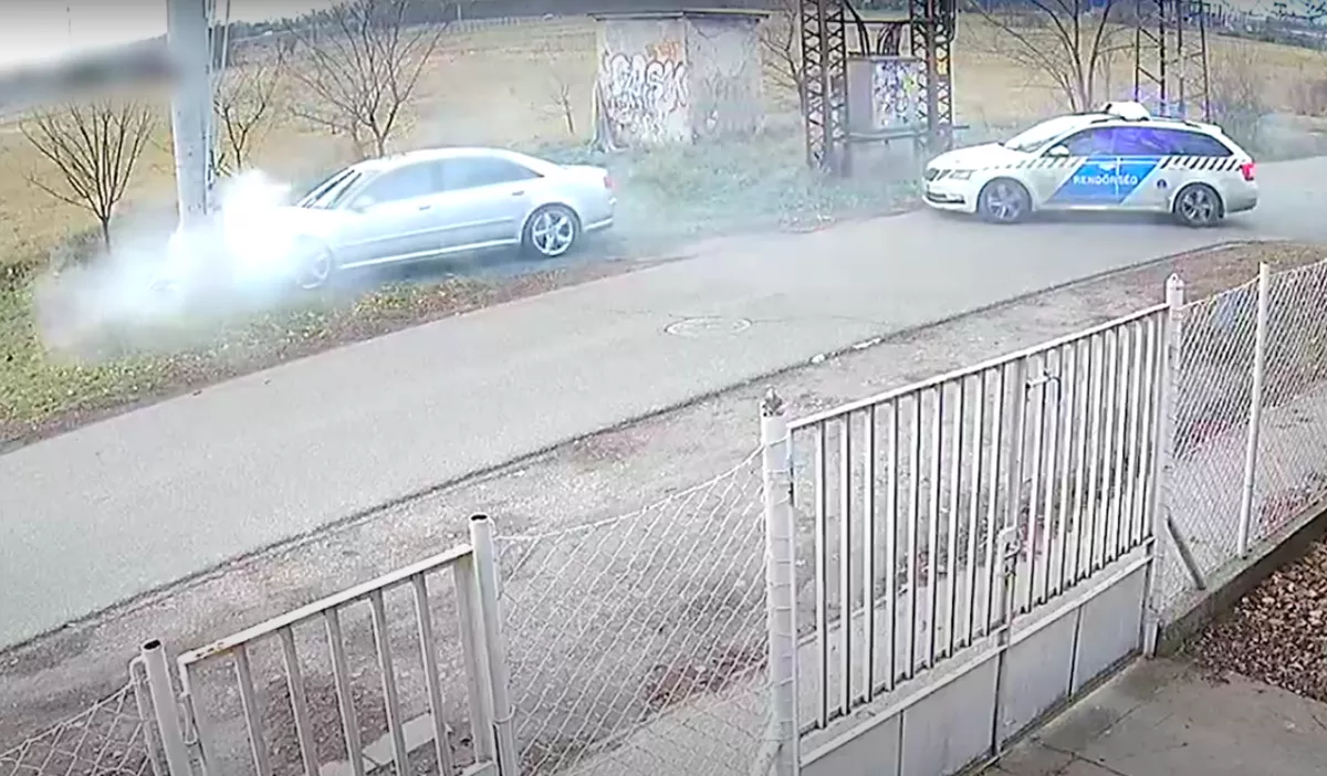 Filmbe illő üldözés Budapesten - oszlopnak csapódott az autós! - VIDEÓ
