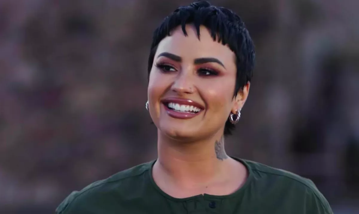 Méretes fejtetkóval sokkol Demi Lovato - Fotók