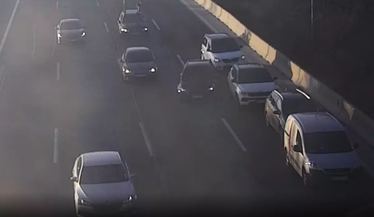 ITT A VIDEÓ: büntetőfékezésből lett óriási baleset az M1-M7 bevezetőjén