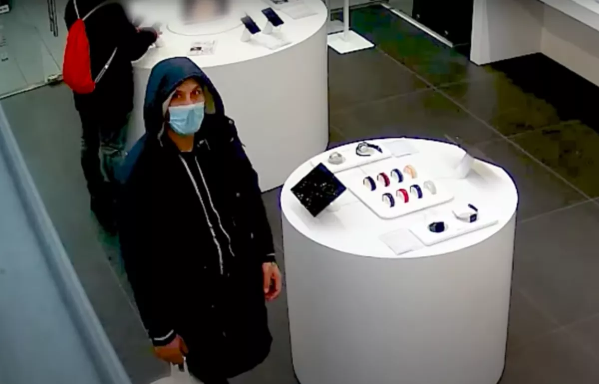 Belenézett a kamerába: így lopott okosórát ez a férfi a Westendben!